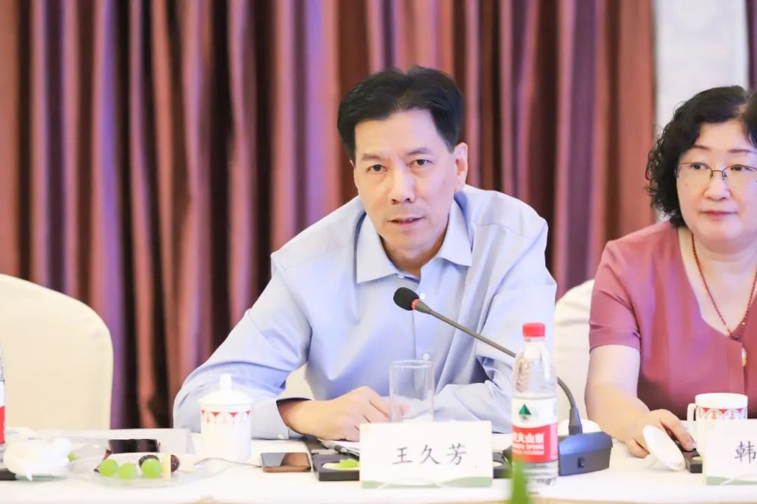 浙江民进企联会会长,荣安集团董事长王久芳致辞.