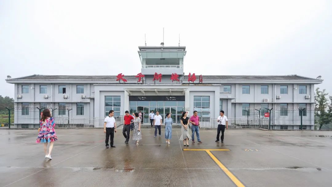 11日,浙江民进企业家一行先后调研考察了天子湖通用机场,安吉高铁站