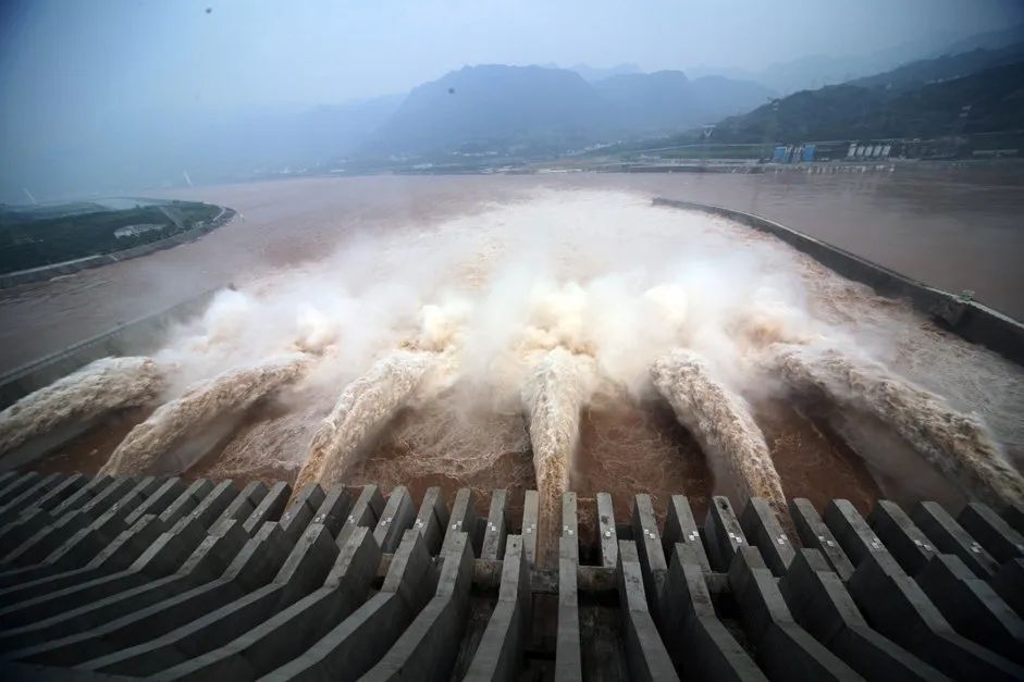 重庆分公司唐家沱码头油库趸船实施抛锚作业确保汛期生产安全平稳