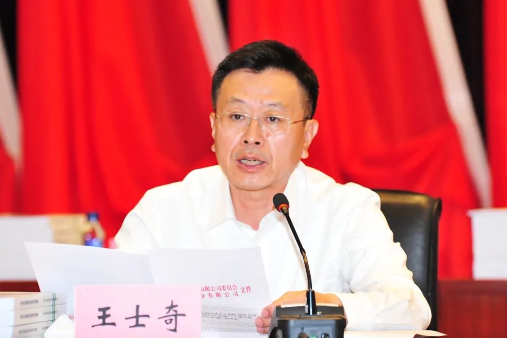 段永传发布全国企业管理现代化创新成果▲刘宝龙发布中国中铁企业管理