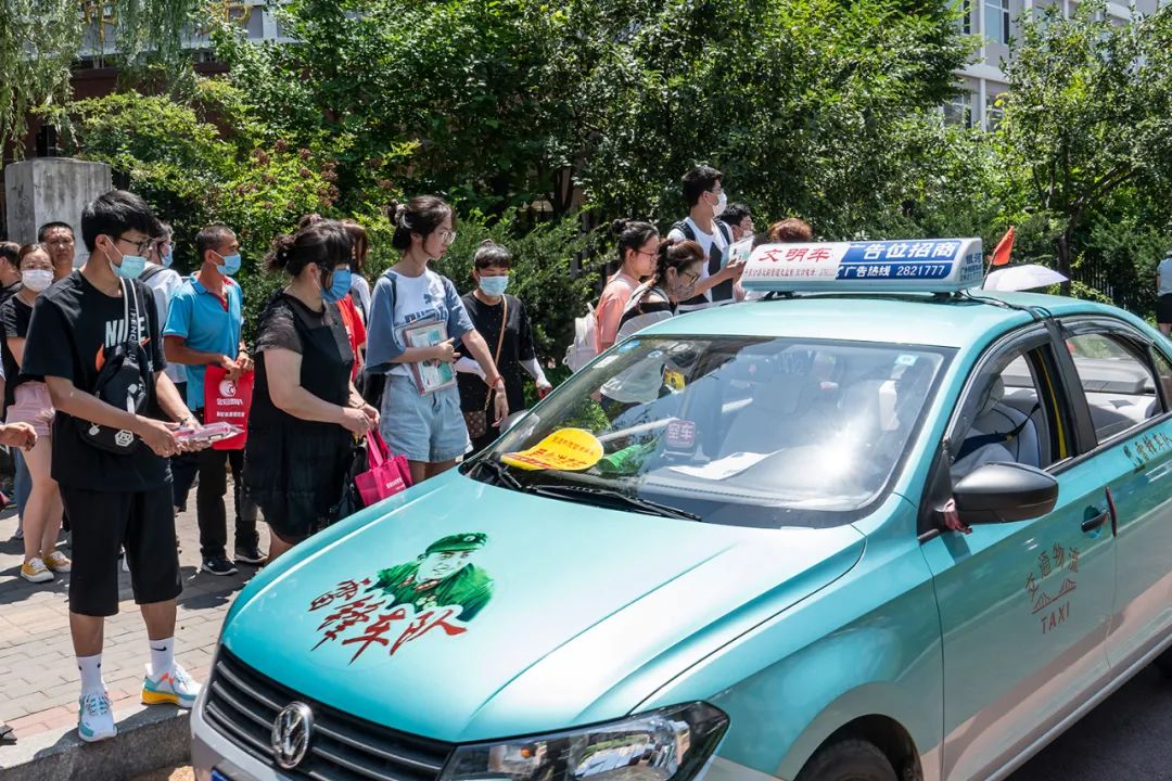 高考期间出租车上粘贴的"爱心助考"标语,在城市的大街小巷已成为一道