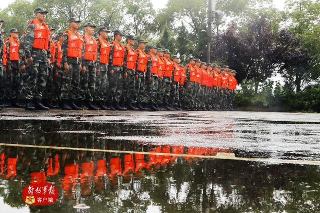 湖北荆门：长湖水位连涨 武警官兵紧急护堤澎湃号·政务澎湃新闻 The Paper 7897