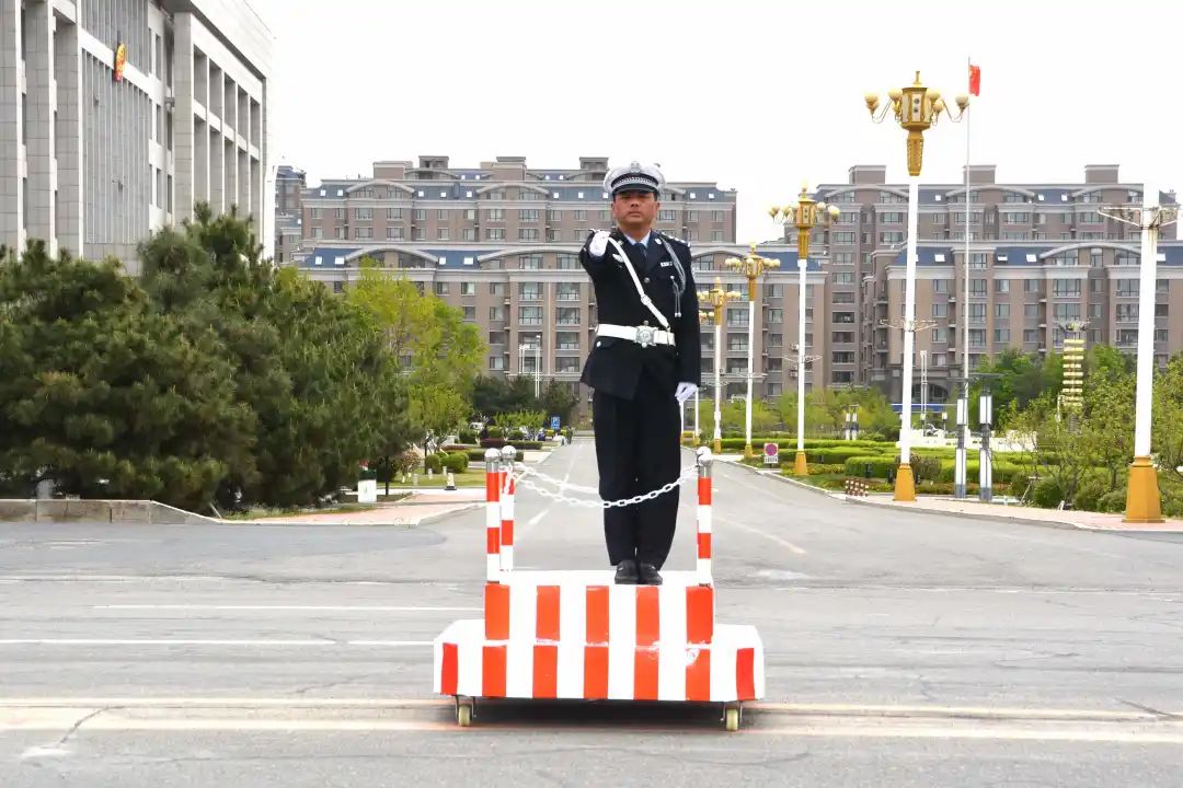 交警的最美瞬间|三尺岗台写人生 青春热血铸忠诚