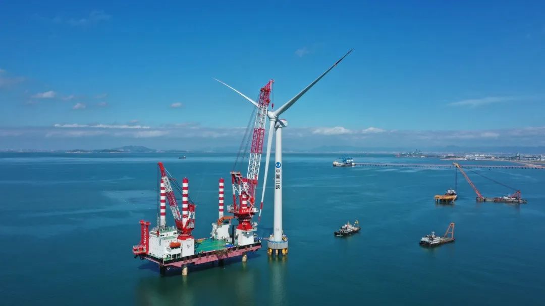 中交集团承建的国内首台10兆瓦海上风电机组并网发电