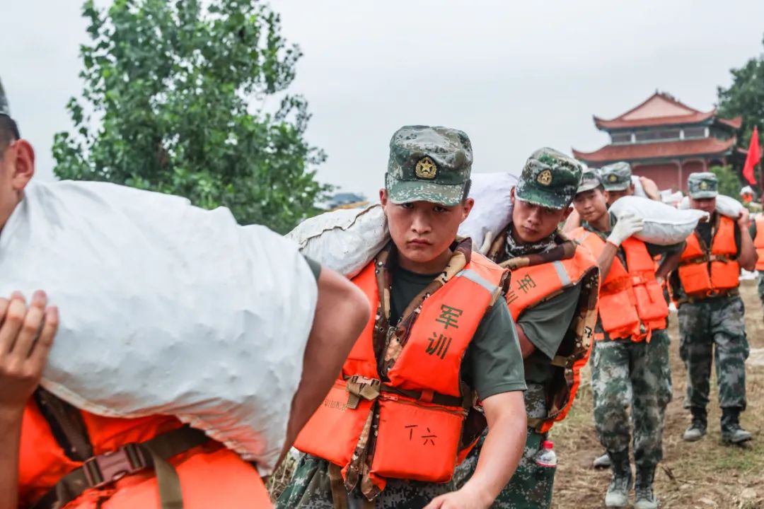 冲锋东部战区陆军两万余名官兵奋战抗洪一线