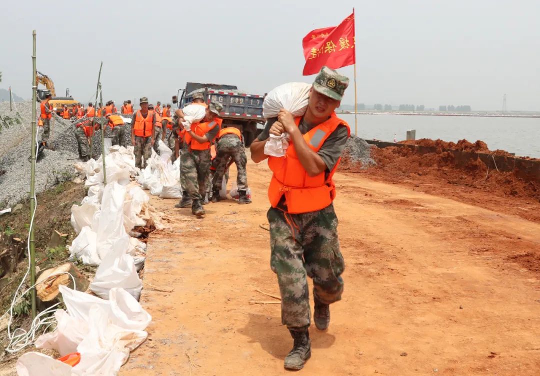 冲锋东部战区陆军两万余名官兵奋战抗洪一线