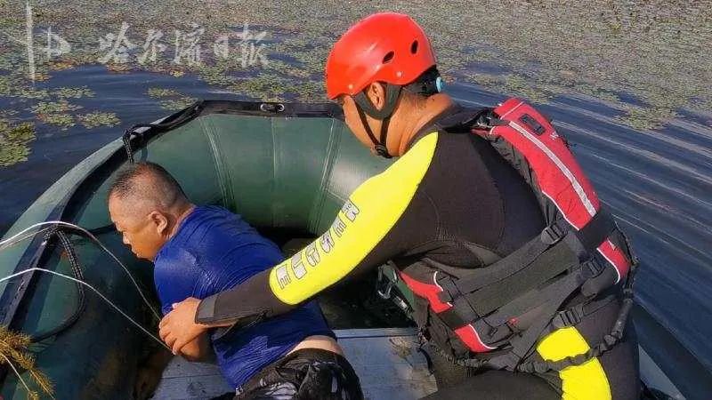 顺江漂的皮艇边扒个人!水域冰上救援大队火速赶到