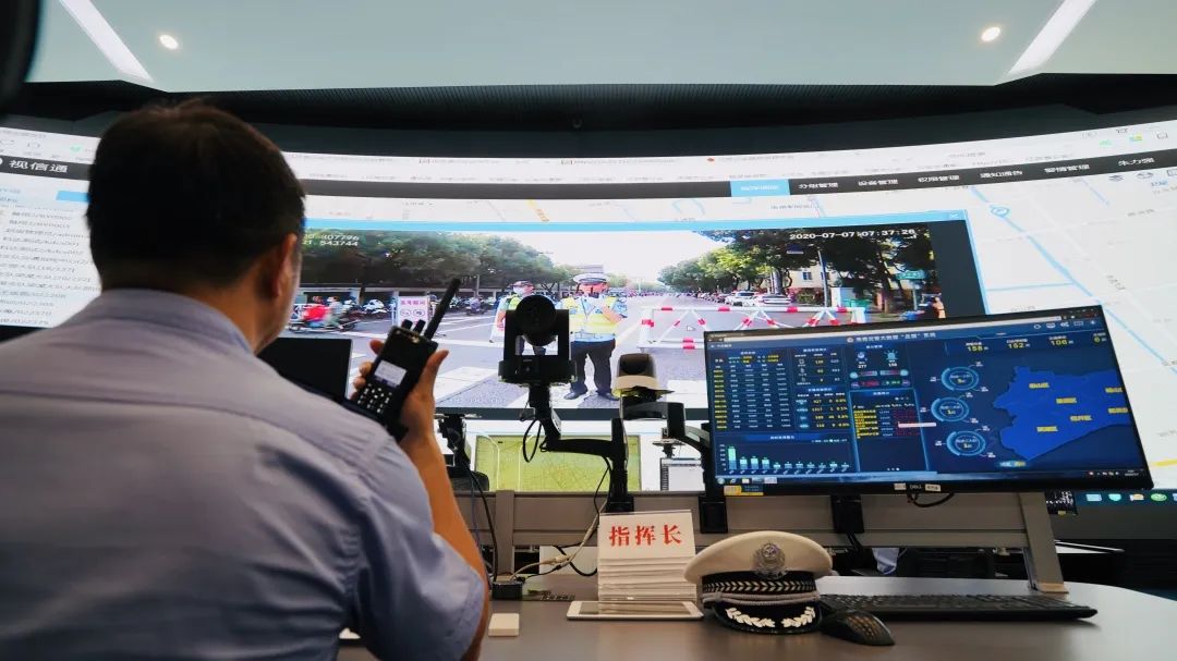 7月14日14时起,交警支队交通指挥中心已启动战时模式,支队领导和7个