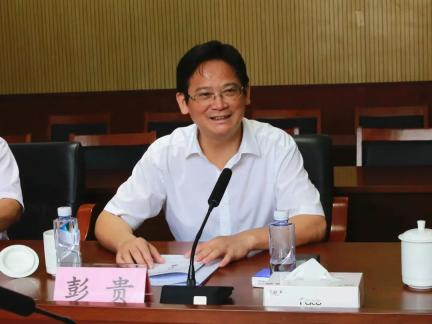 在万州区法院,卢伟院长逐一参观了该院家事法庭,办公室,机房,数字化