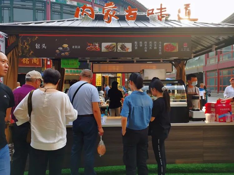 打开包头美食图鉴,映入眼帘的莫过于非遗美食包头老茶汤,舀几勺小米粉