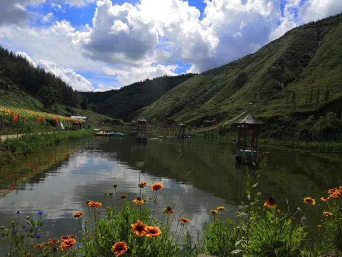 更是蜚声海内外的红色旅游景区六盘山红军长征景区都是值得一游的地方