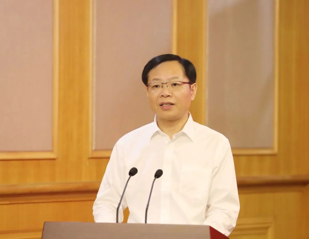 市人大常委会副主任,市政府秘书长林金荣主持,副市长蒋冰风代表市政府