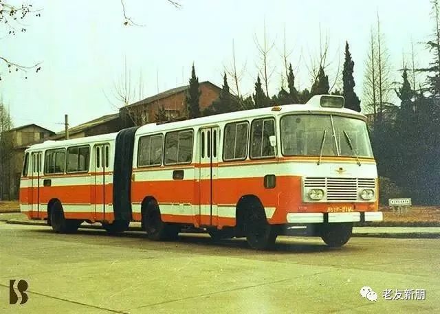 1983年,鉸接式可控硅電車隨著城市交通的發展,上世紀60年代,上海