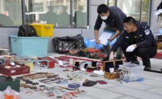 云南警方打掉一特大盗窃团伙：两嫌犯系毒友，赃物铺满篮球场