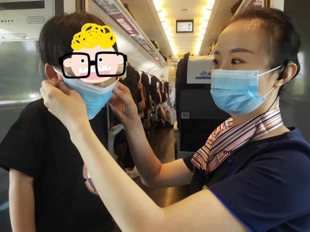 火车上旅客戴口罩图片图片
