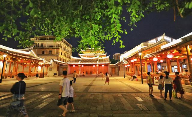 古城广场一隅 李林 摄