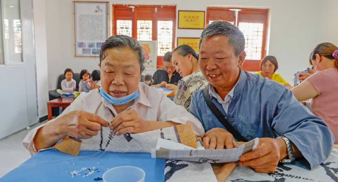 现年67岁的陈德先和丈夫一起在珠绣车间工作.(摄影:王飞)