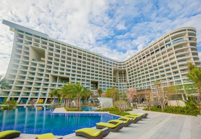 "三亚湾康年酒店总经理李锦透露,受新冠肺炎疫情影响,今年酒店业受到