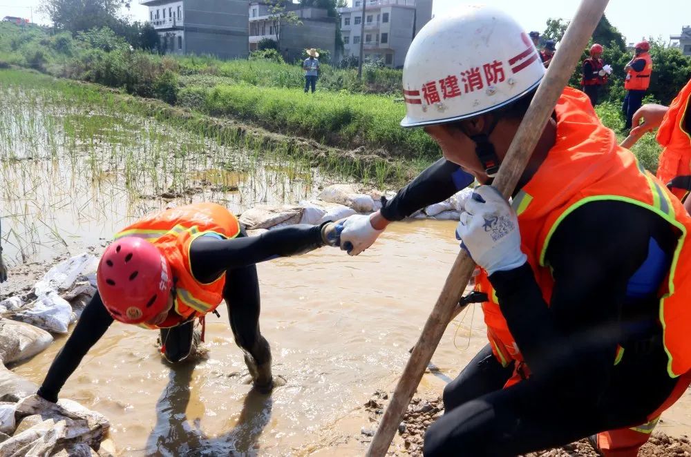 消防指战员双脚被陷泥潭中