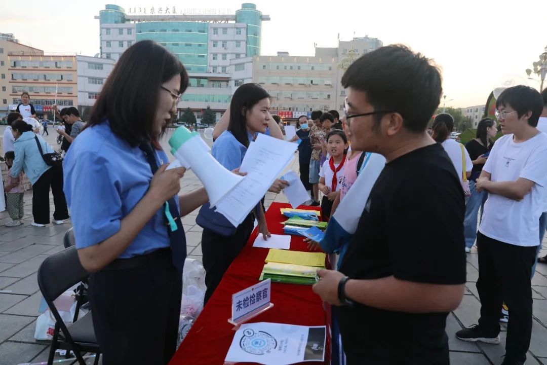 围观 准旗检察院 未检检察官给法治宣传带来 烟火气 摆地摊 到底卖什么