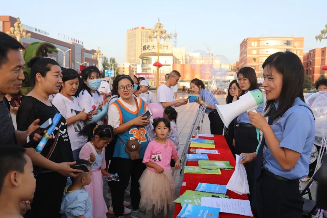 围观 准旗检察院 未检检察官给法治宣传带来 烟火气 摆地摊 到底卖什么