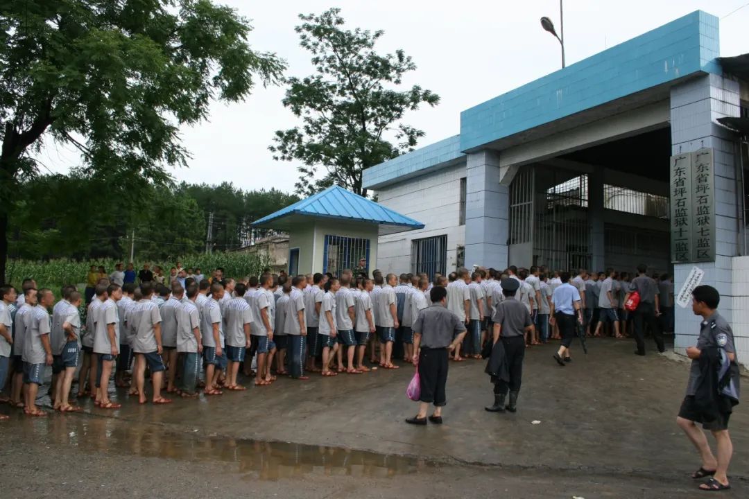 我国南方一次严重的洪涝灾害中,广东省坪石监狱虽然遭遇了新中国历史