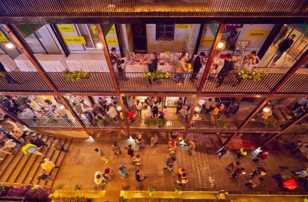 钱塘新区金沙湖商圈 时间:日常晚间 去逛逛骑龙夜市 骑龙巷阶梯两旁星