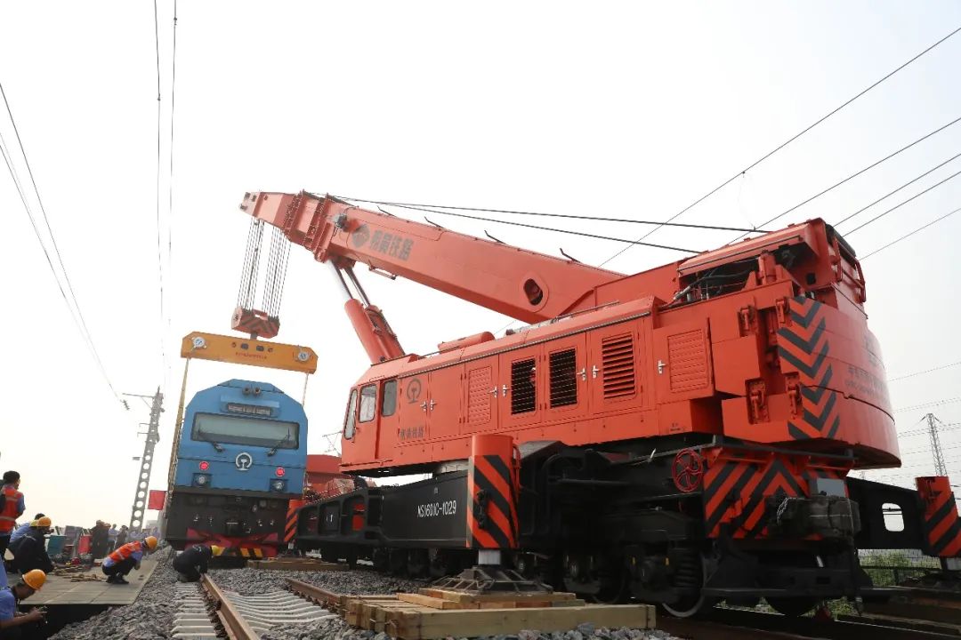 燃烧吧1717"火车侠"……160t轨道起重机起复和谐内燃机车021~2~3