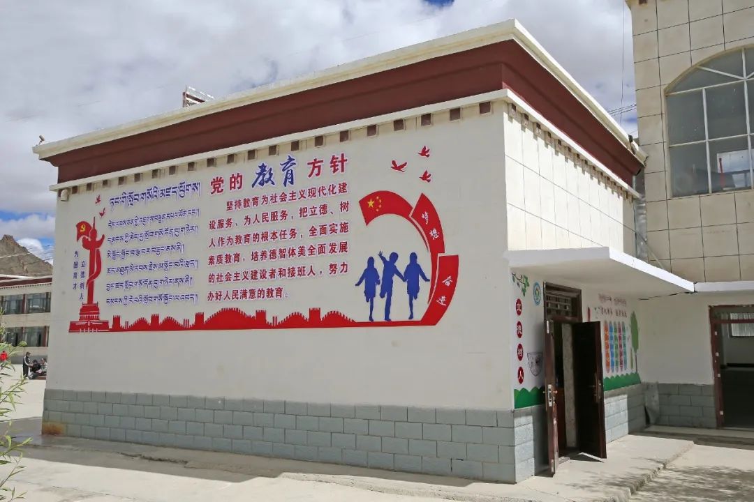 在定日县第二初级中学校园内,眼下,由松江援建的思政厅项目正在紧锣密