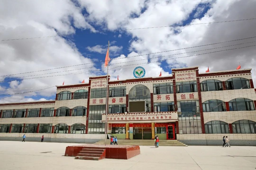 定日县第二初级中学教学楼记者在采访中留意到,思政厅内陈列着定日县