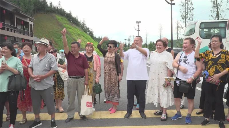 湖北网红喜子当导游江城游客畅游隽秀通城