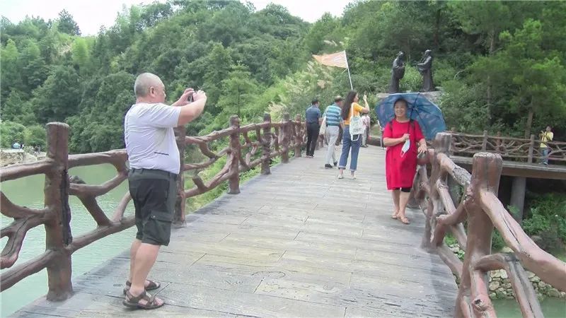 湖北网红喜子当导游江城游客畅游隽秀通城