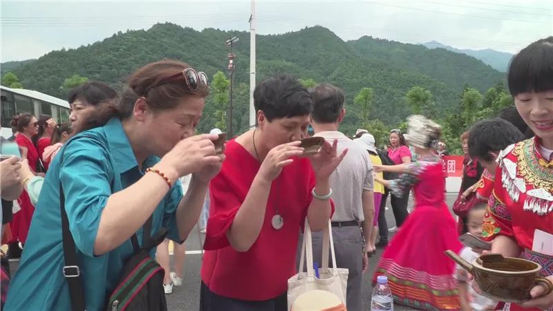 湖北网红喜子当导游江城游客畅游隽秀通城