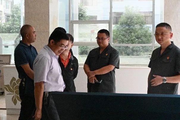 7月13日下午,县人大常委会副主任何荣周同志带领由常委会部分委员