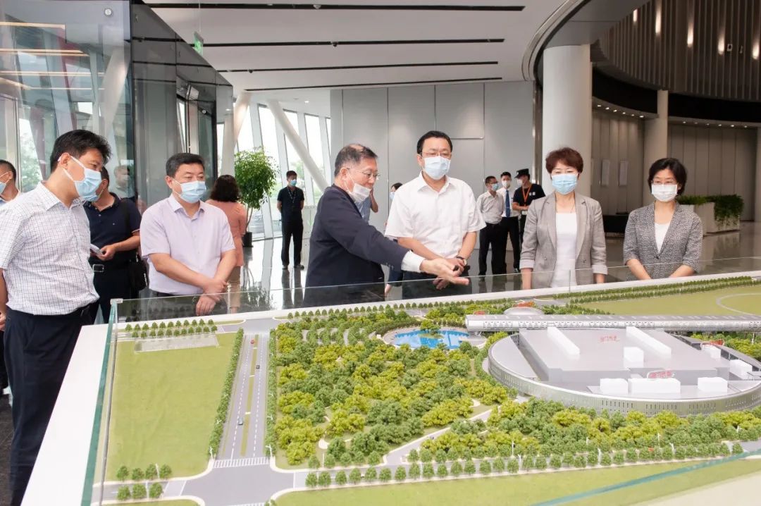 座谈中,杨岳听取了台积电(南京)有限公司副总经理王元禹关于南京厂