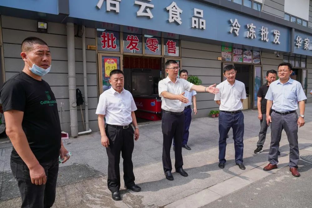 7月1日,周市镇党委书记陈建中,镇长蔡力带队督查文明城市创建工作
