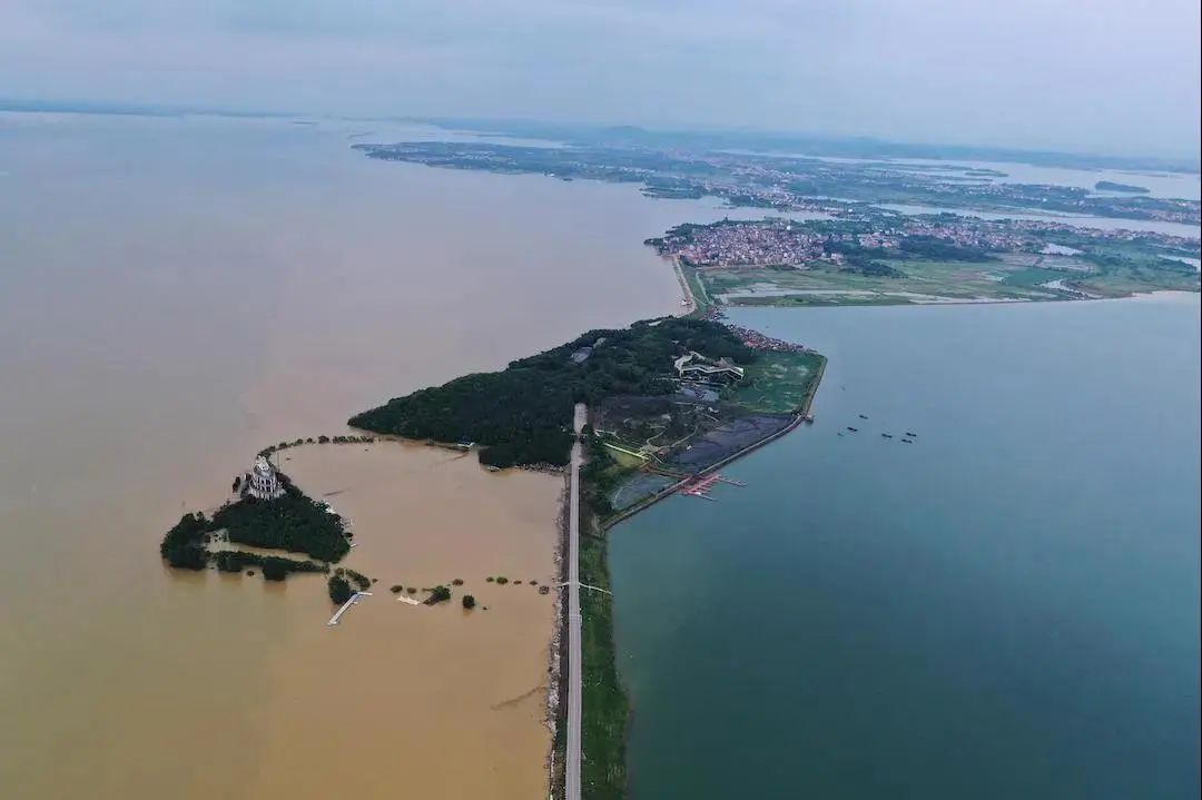 近日,水利部發布消息:江西鄱陽湖湖區出現超警戒水位,未來5天仍將持續