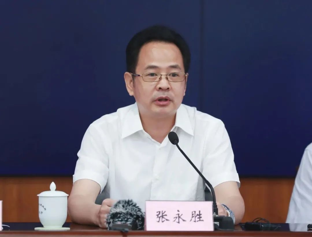 下面,请省地方金融监管局副局长张永胜作政策解读.