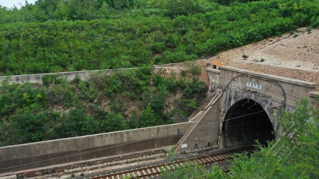 环绕在隧道口的"u"形天沟,可以汇聚来自山体各个方向的洪水,并顺畅地