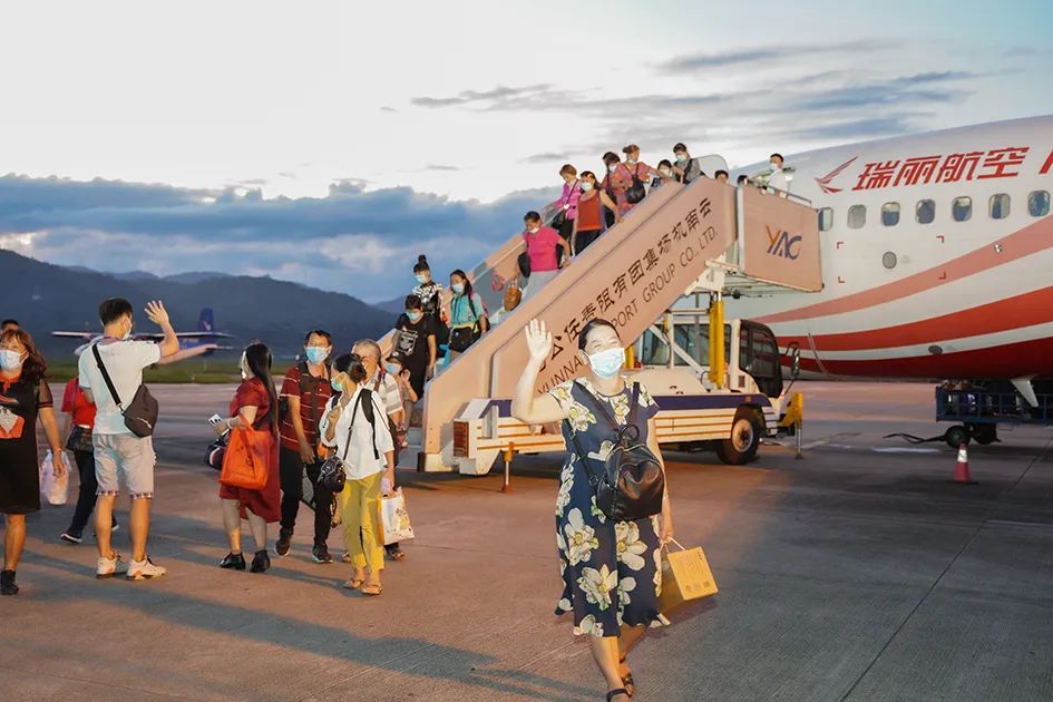 当天下午,瑞丽航空dr5341也安全降落在澜沧景迈机场,航线同步开通