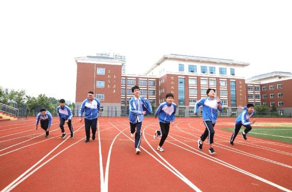 7月15日,日照市東港實驗學校2017屆畢業的學生們,在校園內合影留念,向