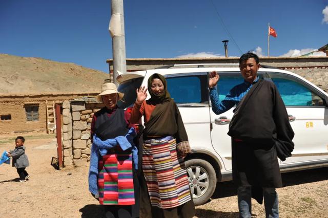 走在小康路上的班戈县多尔格村古如坚参一家准备出行的情景.