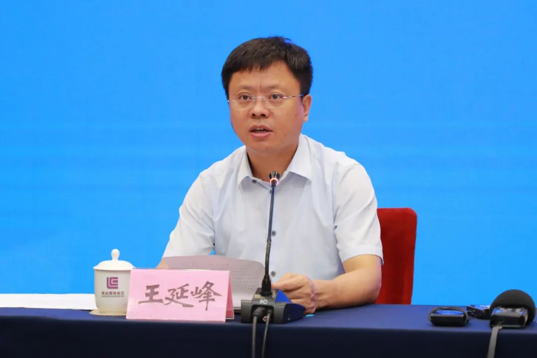 首先,请省政府副秘书长,省政府新闻发言人王延峰介绍山西省推行使用