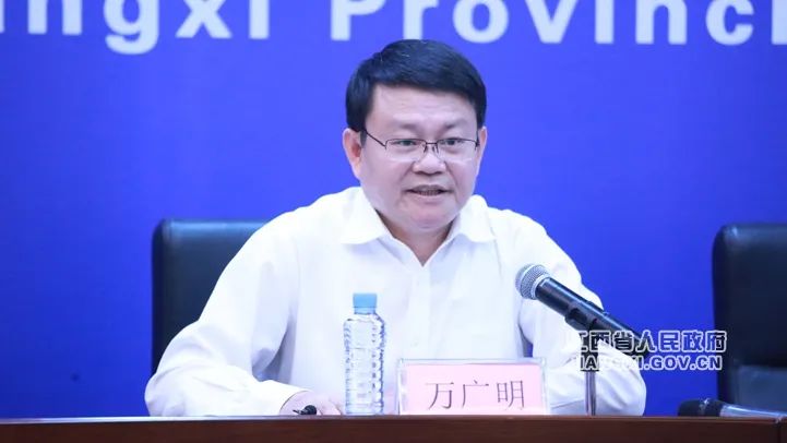 今天,我们邀请到省科技厅厅长万广明先生,省科技厅一级巡视员赵金城