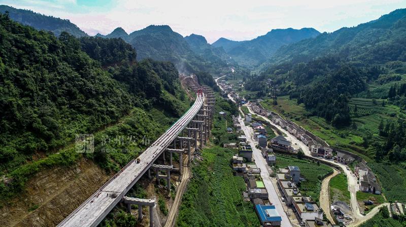 叙威高速公路计划8月底双幅贯通12月底全线通车