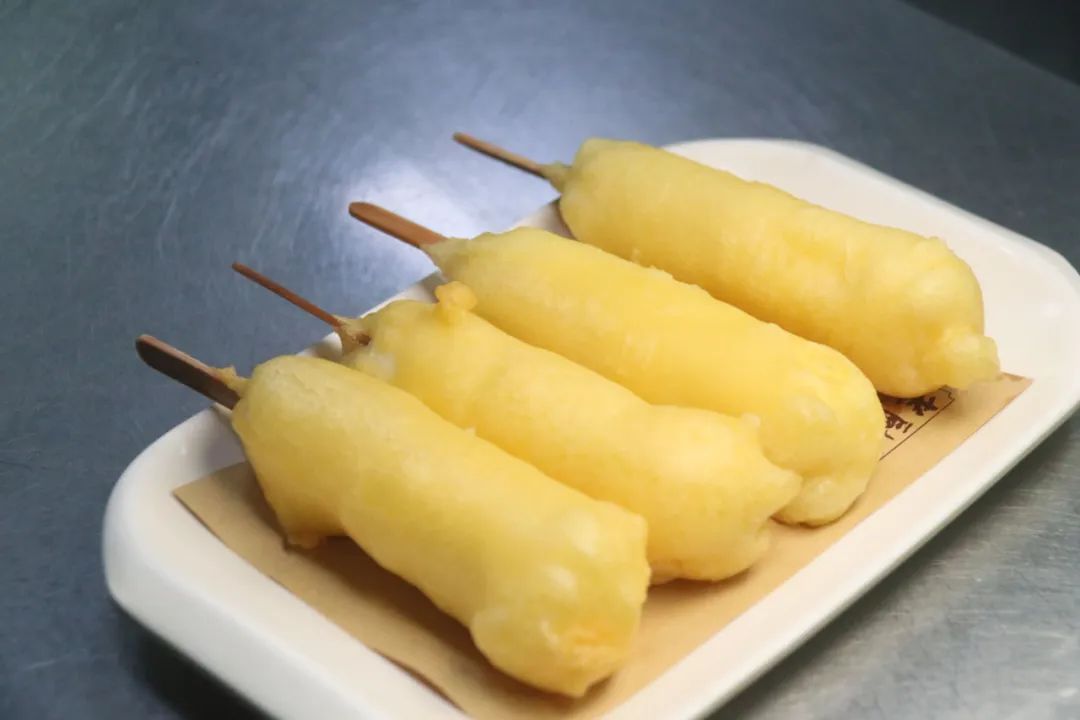 过油↑↑↑挂浆↑↑↑拍粉↑↑↑备料油炸冰棍成就了今天这道"