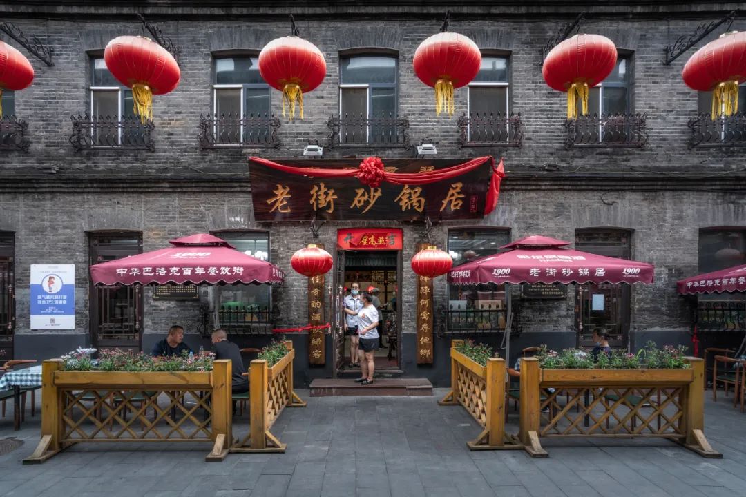张本盛图 | 张本盛送上宾客的餐桌将一屉屉烧麦,一碗碗羊汤老道外的
