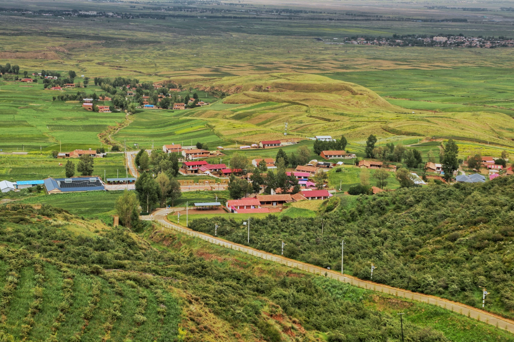 盛夏以来,甘肃民乐县的乡村美丽田园风光,错落有致,旖旎如画,眼前处处