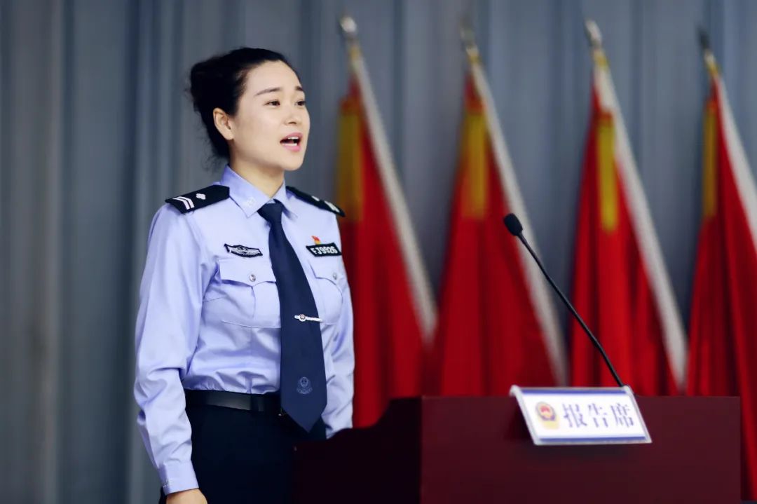 她叫李芳,滨州市公安局地方铁路分局的一名辅警
