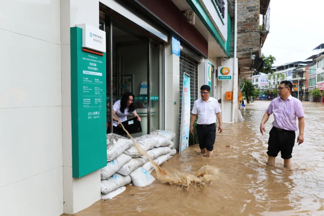 镇干群合力抢险救灾7月16日,我区多地降暴雨,其中回龙镇受灾较为严重